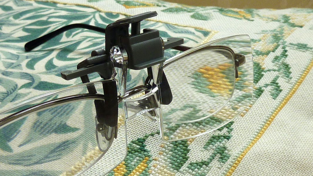 Clip-On 2X Spectacles Magnifier